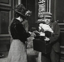 Planetenverkäufer mit Papagei zum Ziehen der Glückszettel, Wien, um 1910 (Emil Mayer; Wikipedia, gemeinfrei)
