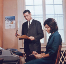 Büroalltag um 1970 mit zeitgenössischer Rollenteilung. Kaufmännische Angestellte beim Diktat (Foto: Urheber:in unbekannt/SozArch F 5175-Da-002-023)