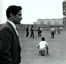 Pier Paolo Pasolini im Quarticciolo in Rom, 1960 (Foto: Urheber:in unbekannt/L'Espresso/Wikimedia Commons)