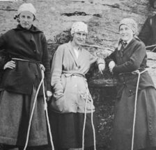 Piz-Margna-Tour, 1922 (© David Kobelt): «Wie das Bild entstanden ist, kann ich beim besten Willen nicht sagen. Ich war nicht dabei. Die drei jungen Frauen erreichten mit dem Bergführer jedenfalls den Gipfel. Da gibt es weitere Aufnahmen.» (unseregeschichte.ch/entries/oRG0RWxzpjO)